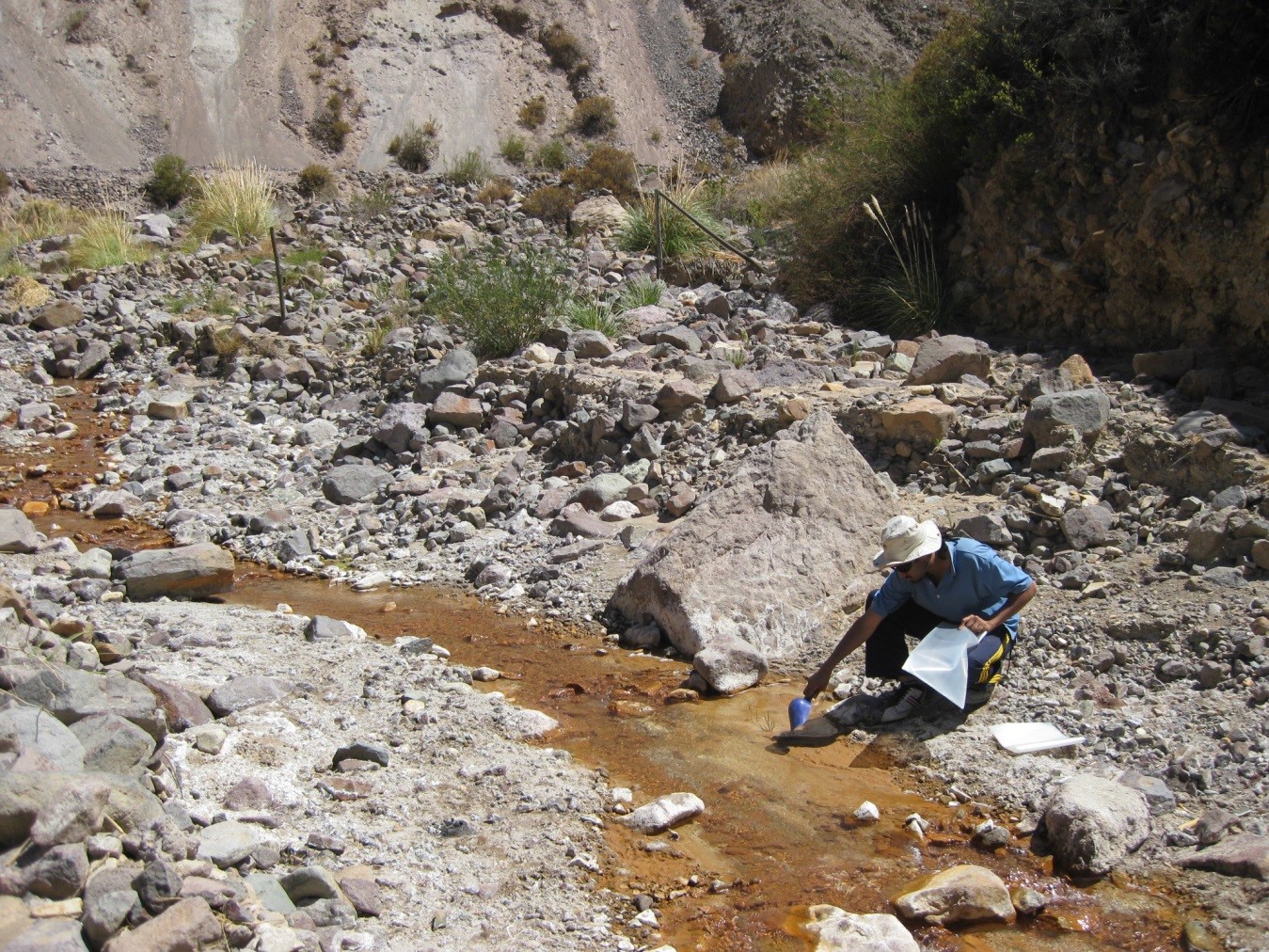 muestreo geoquímico en río Lluta, Arica-CHILE